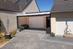 Garage accolé en béton enduit